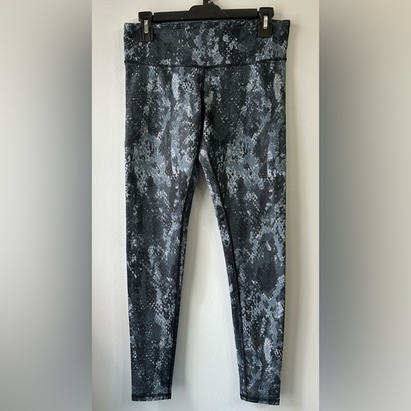 ALO Yoga Pants - Alo Yoga Airbrush Full Length Leggings Black/Gray Python Snake Women’s Sz Small